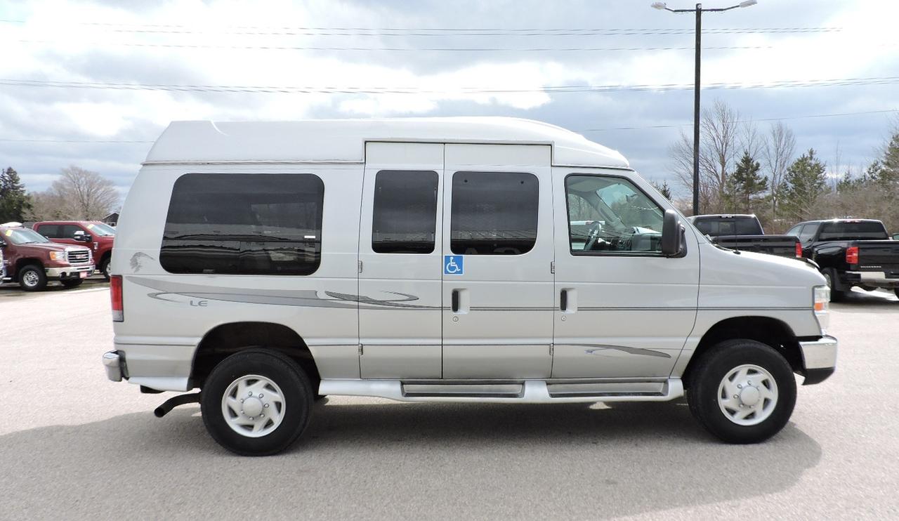 2009 Ford Econoline E-250 5.4L V8 Braun Wheelchair Lift Only 28000 KMS Photo4