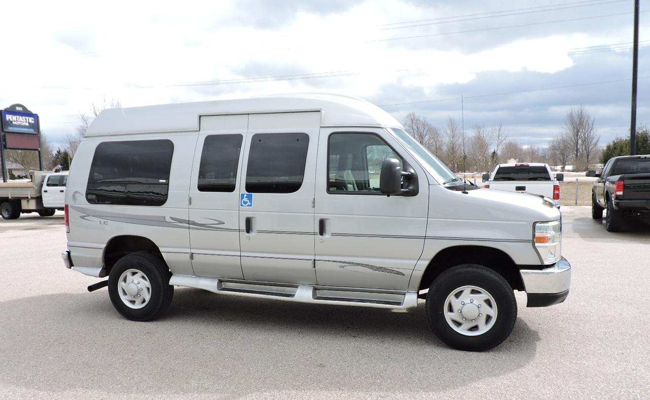 2009 Ford Econoline E-250 5.4L V8 Braun Wheelchair Lift Only 28000 KMS Photo3
