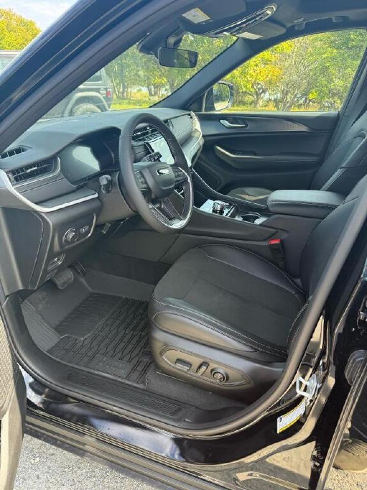 2025 Jeep Grand Cherokee  Photo