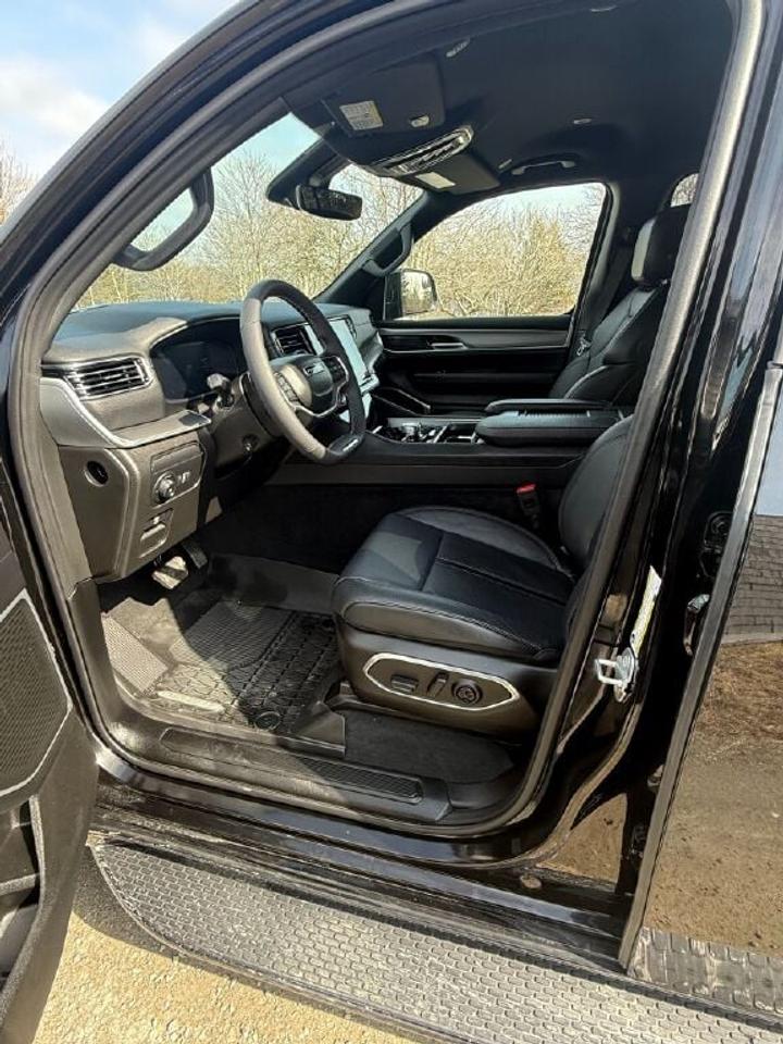 2025 Jeep Wagoneer L  Photo