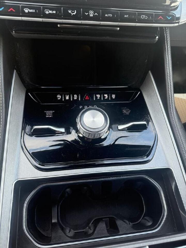 2025 Jeep Wagoneer L  Photo