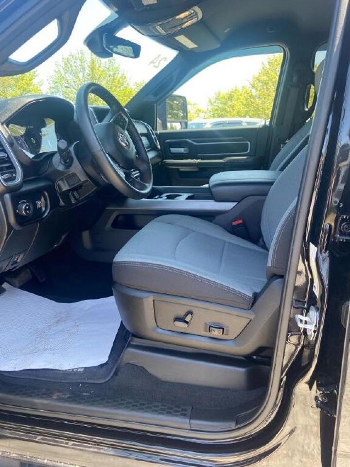 2024 RAM 3500 Big Horn Photo