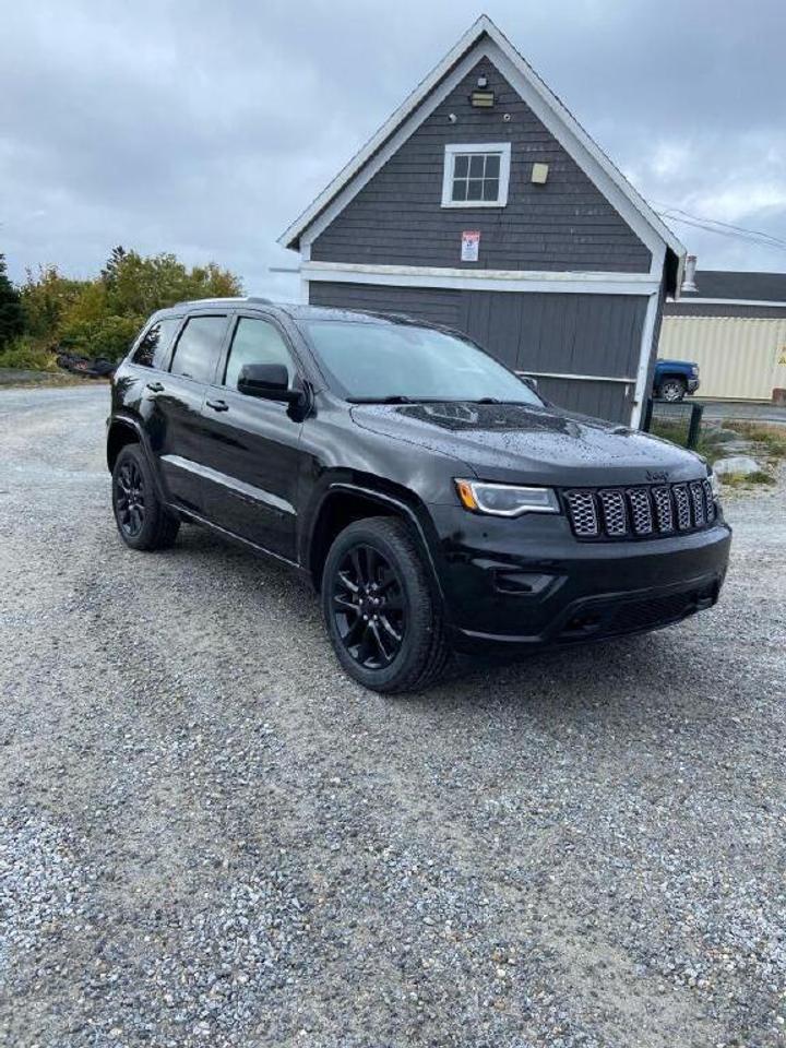 2020 Jeep Grand Cherokee Altitude Photo2