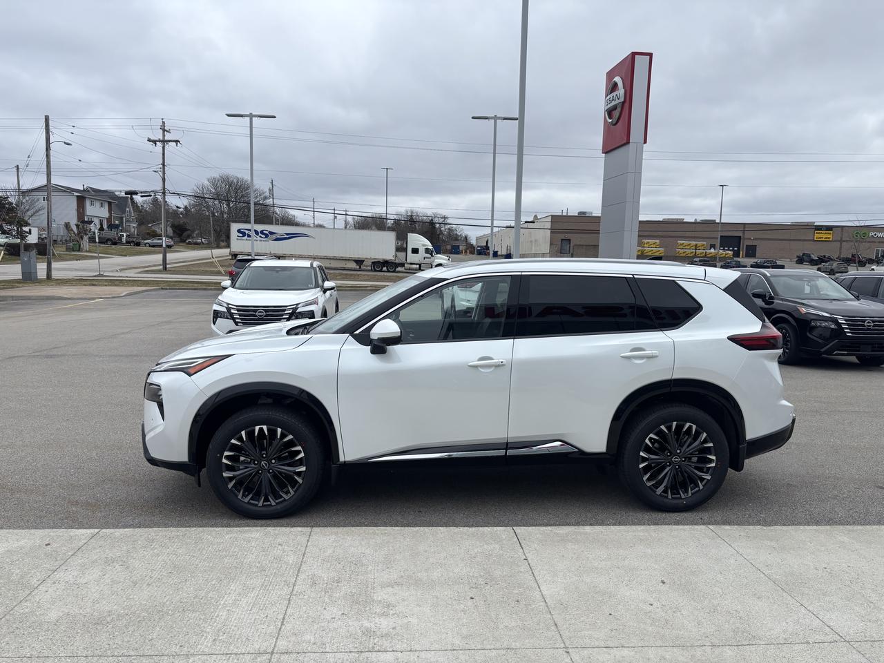 2026 Nissan ROGUE PLATINUM  Photo2