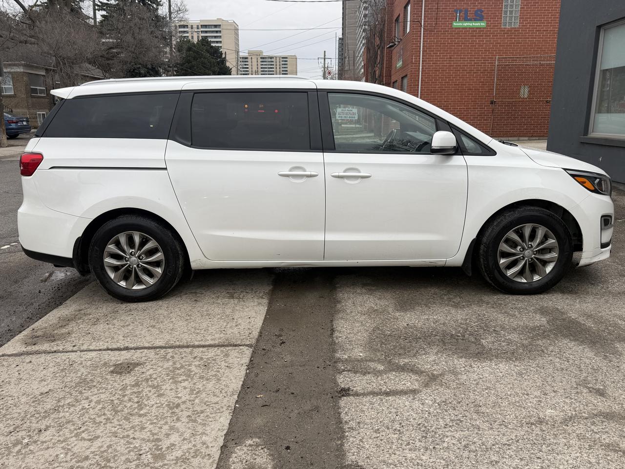 2020 Kia Sedona LX Photo