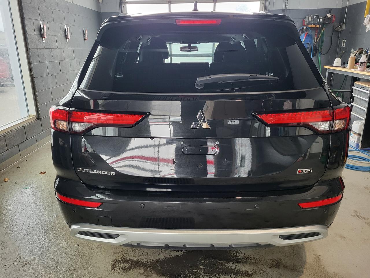 2024 Mitsubishi Outlander GT S-AWC Photo3