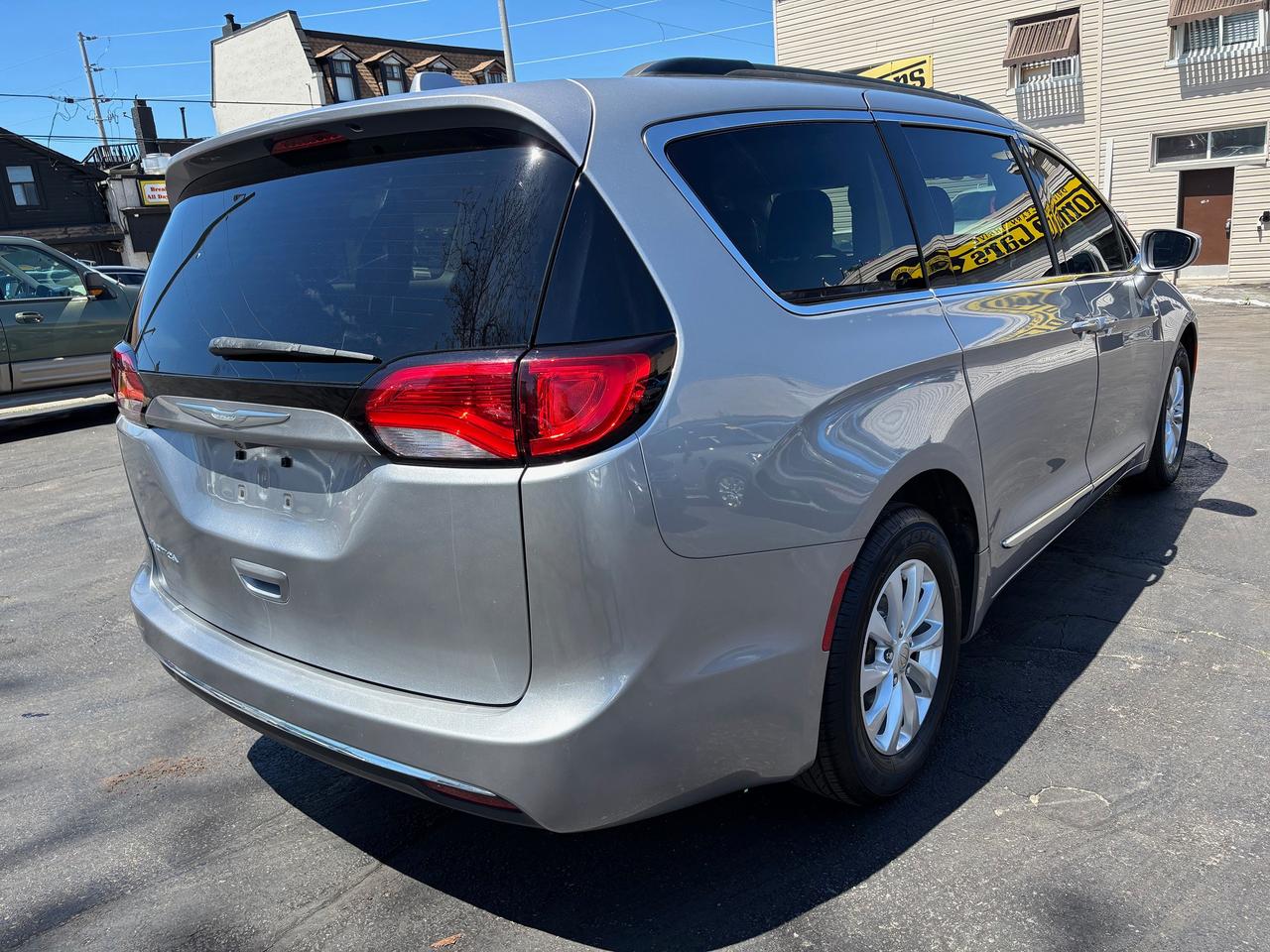 2017 Chrysler Pacifica Touring-L with 8 passenger seating. Photo4