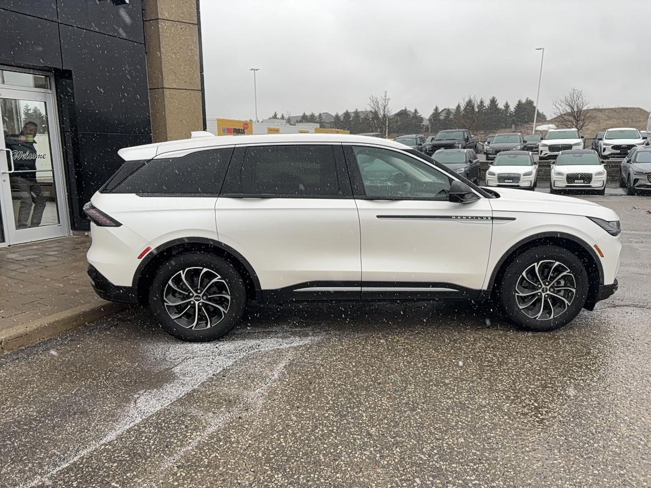 2025 Lincoln Nautilus PREMIER, AWD, LEATHER, AWD, PREVIOUS DEMO! ROOF! Photo3