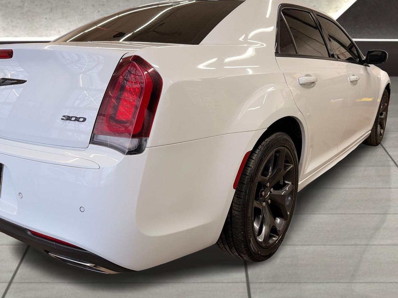 2021 Chrysler 300 300 TOURING L+SAFETY TEC+SPORT PKG+CLEAN CARFAX Photo44