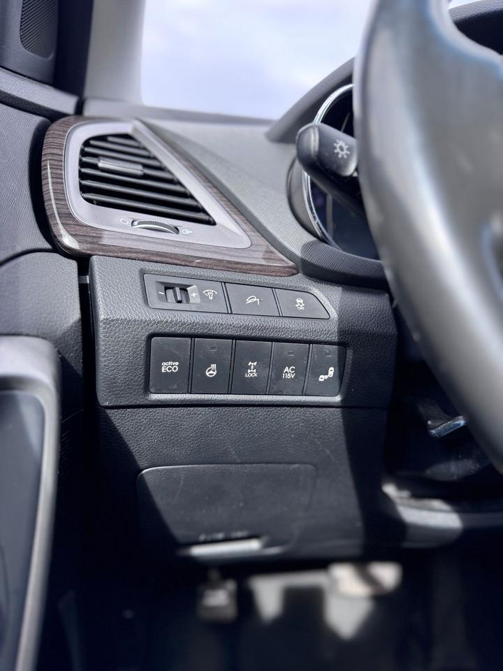 2016 Hyundai Santa Fe XL LIMITED AWD 4dr 3.3L Photo