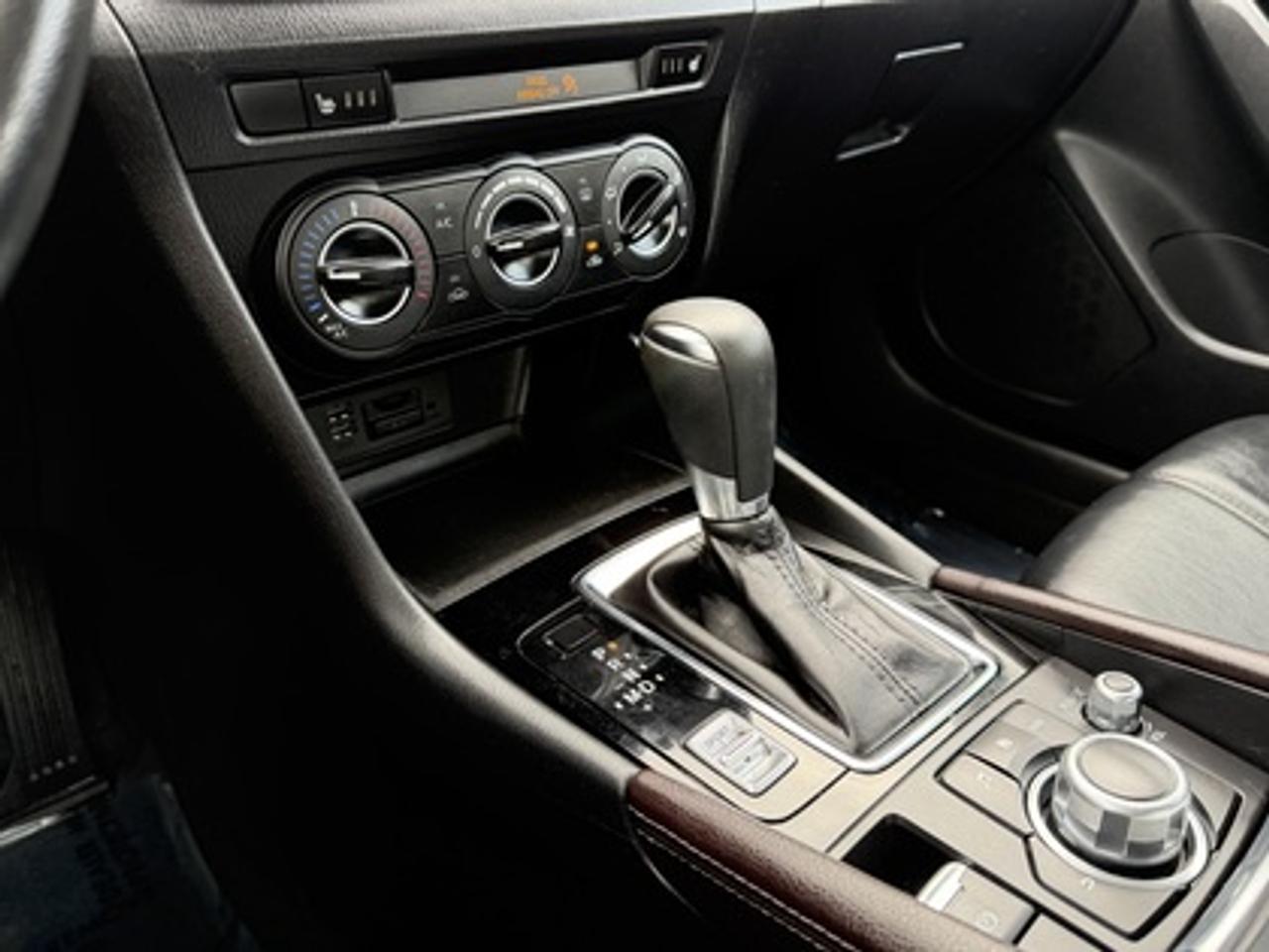 2017 Mazda MAZDA3 4DR SDN AUTO SE Photo