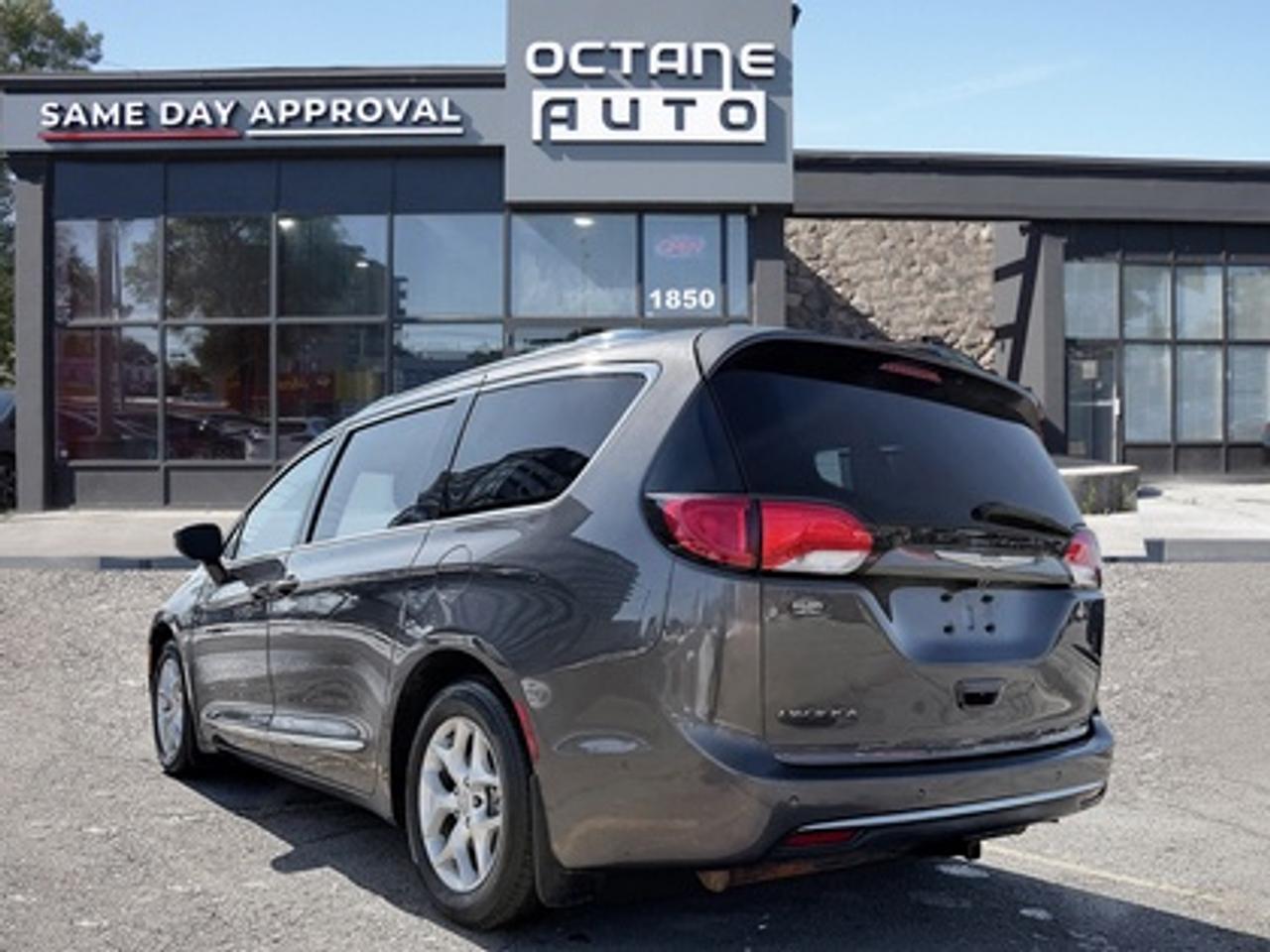 2017 Chrysler Pacifica 4DR WGN TOURING-L PLUS Photo3