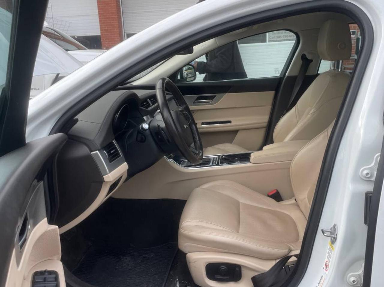 2017 Jaguar XF 20d Prestige Photo