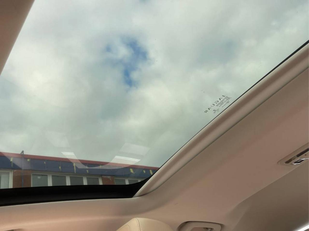 2017 Jaguar XF 20d Prestige Photo