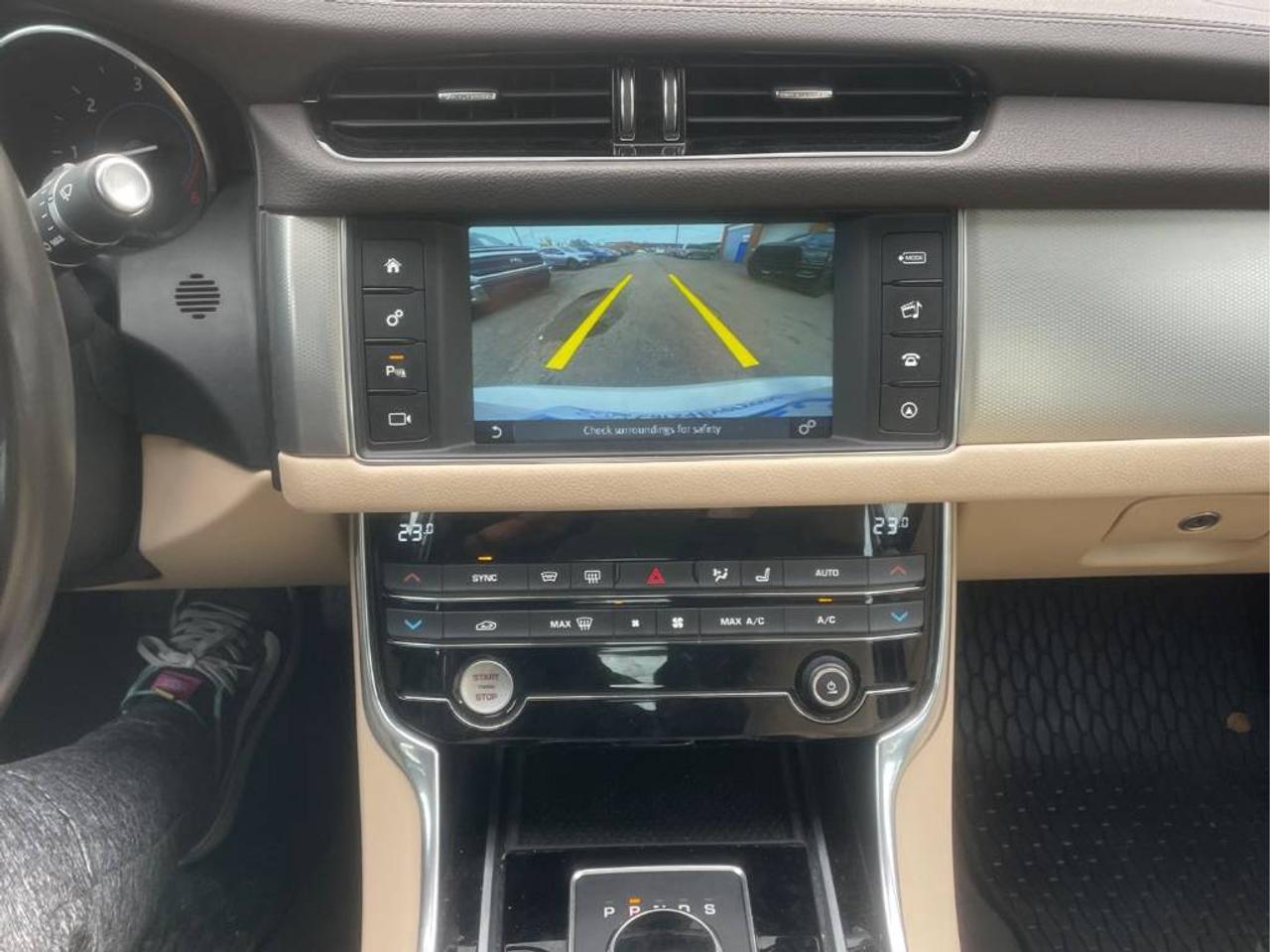 2017 Jaguar XF 20d Prestige Photo