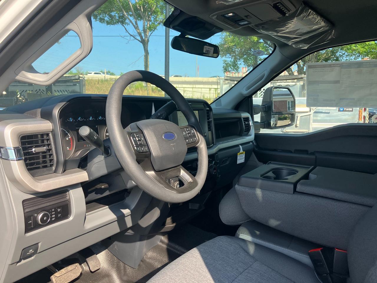 2025 Ford F-550 Chassis XL 4x4 SD Crew Cab 203 in. WB DRW Photo