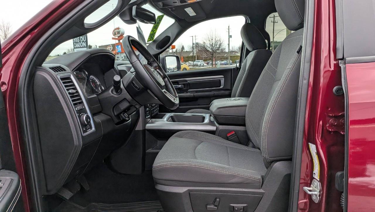 2022 RAM 1500 Classic WARLOCK 4X4 CREW CAB 5'7" BOX Photo