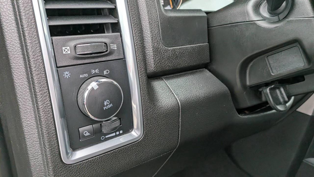 2022 RAM 1500 Classic WARLOCK 4X4 CREW CAB 5'7" BOX Photo