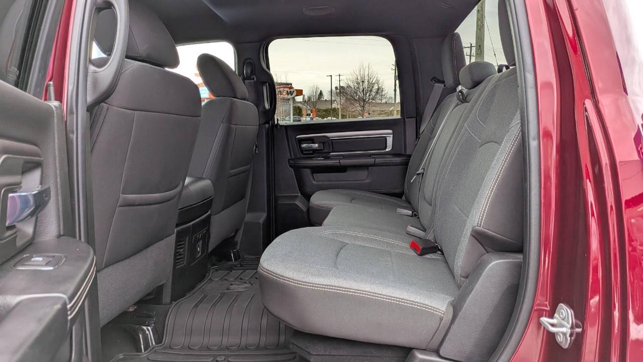 2022 RAM 1500 Classic WARLOCK 4X4 CREW CAB 5'7" BOX Photo