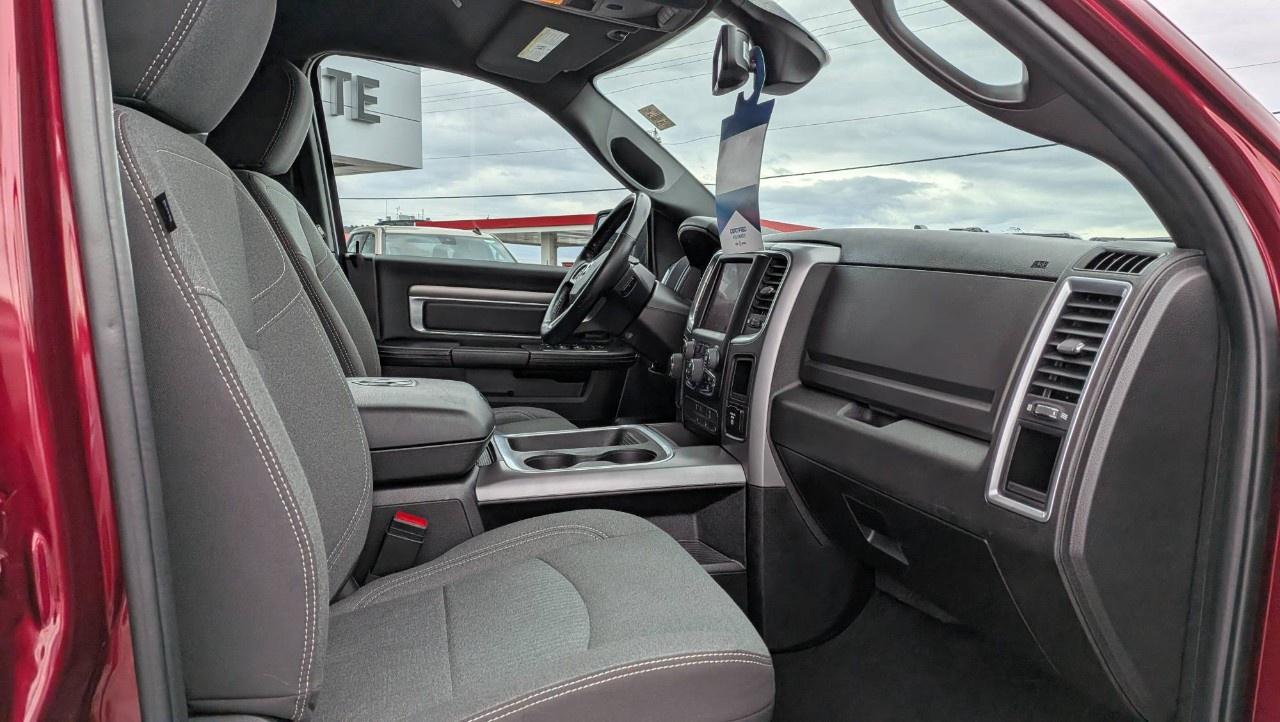 2022 RAM 1500 Classic WARLOCK 4X4 CREW CAB 5'7" BOX Photo