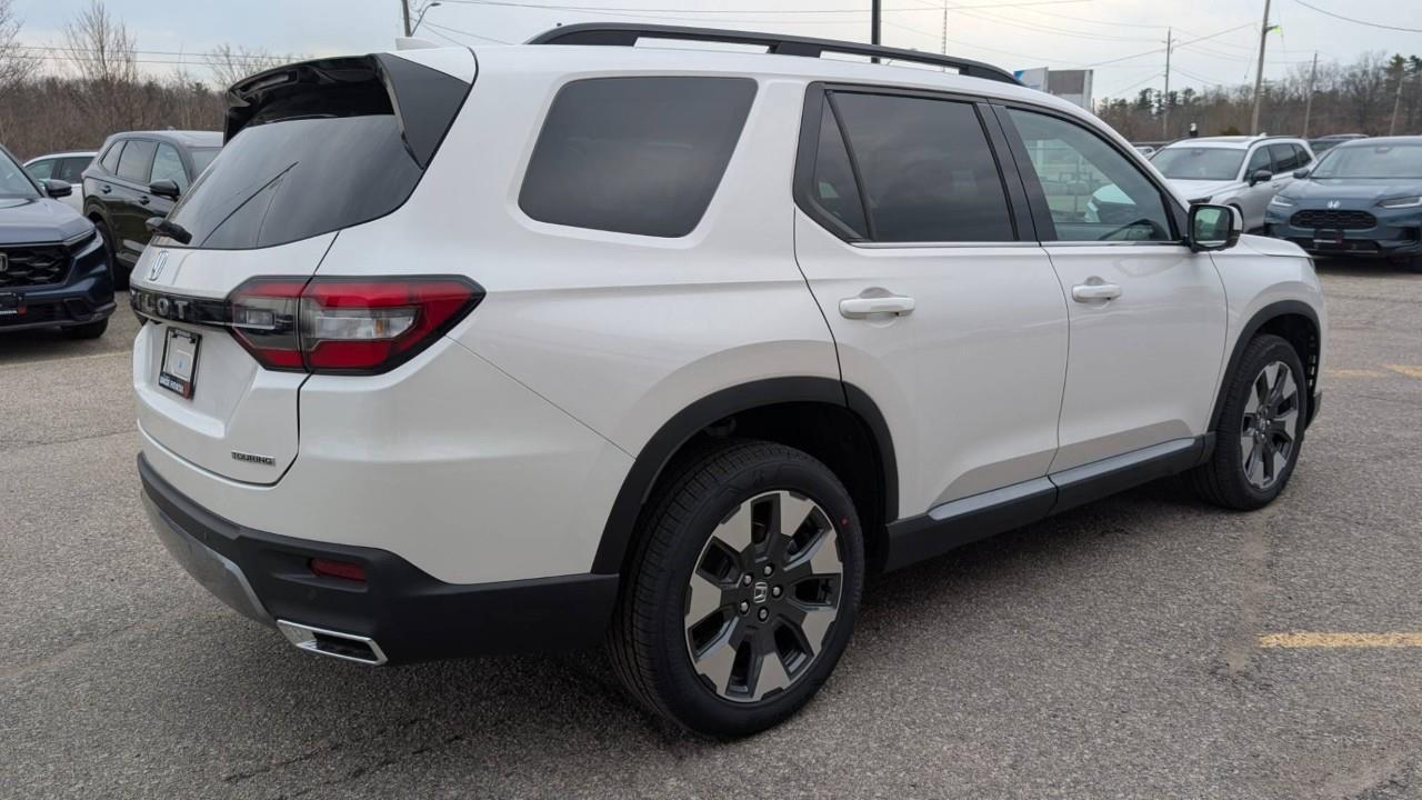 2026 Honda Pilot Touring 4dr All-Wheel Drive Photo4