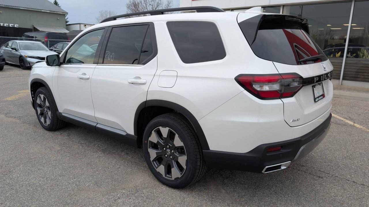 2026 Honda Pilot Touring 4dr All-Wheel Drive Photo2
