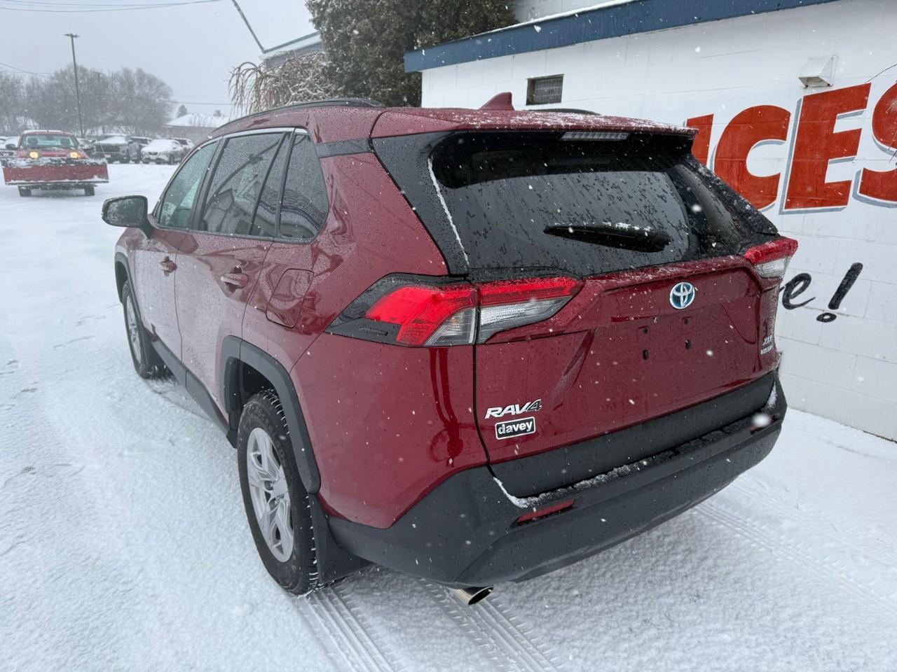 2022 Toyota RAV4 Hybrid XLE 4dr All-Wheel Drive Photo4