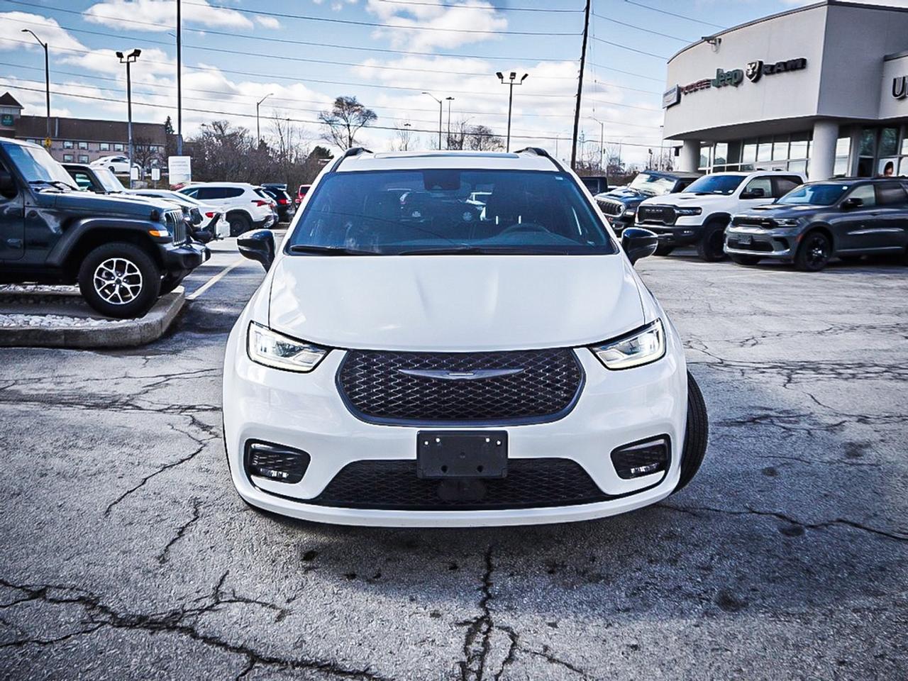 2024 Chrysler Pacifica  Photo3