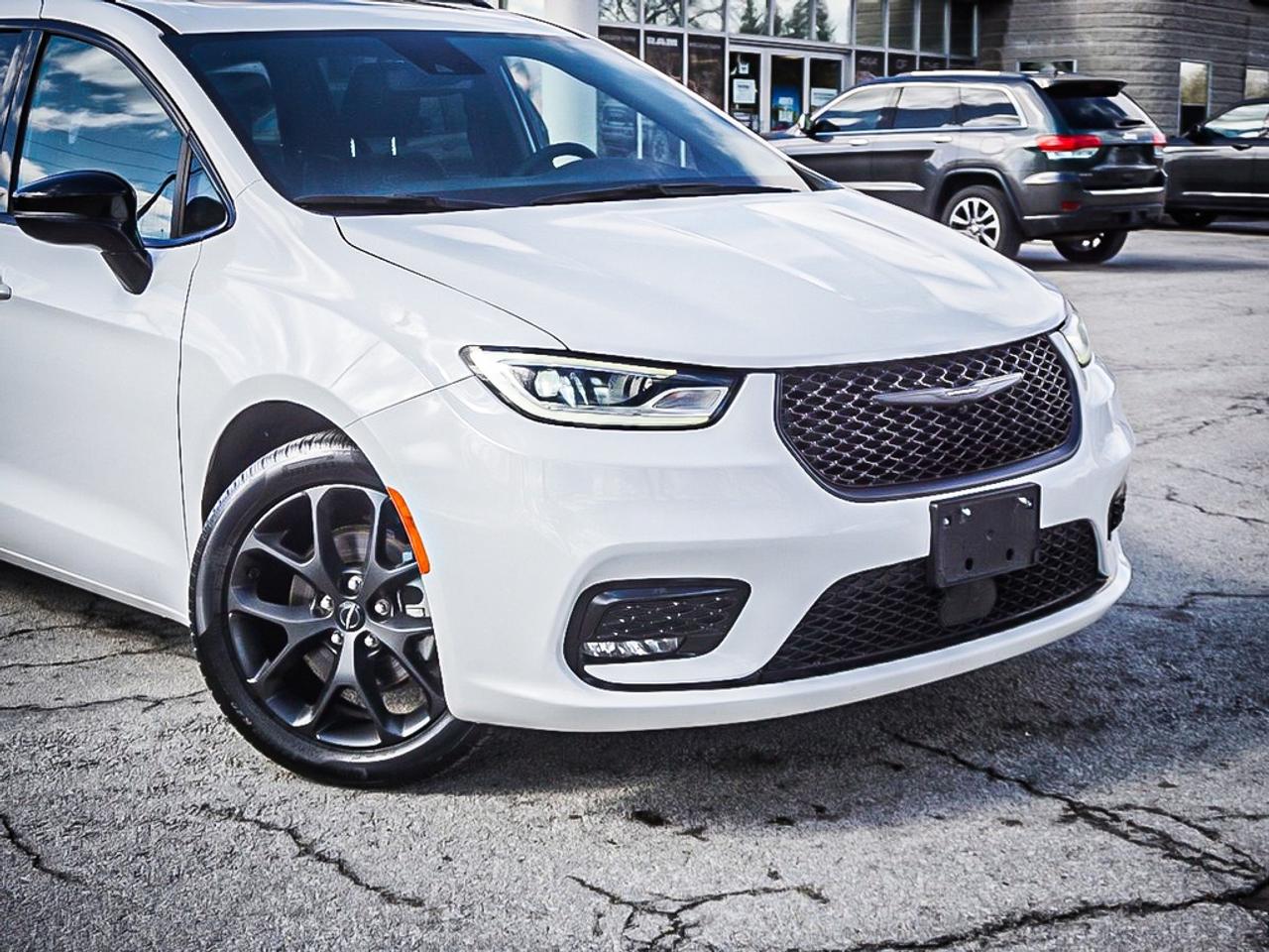 2024 Chrysler Pacifica  Photo2