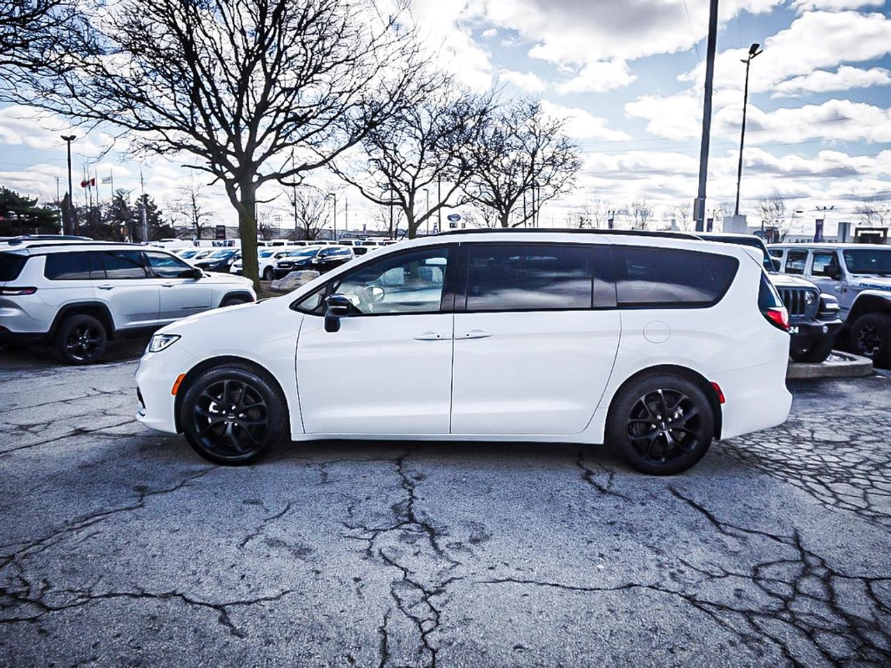 2024 Chrysler Pacifica  Photo