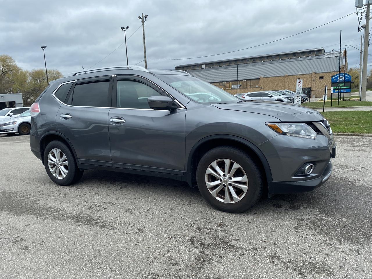 2016 Nissan Rogue SV AWD Photo3