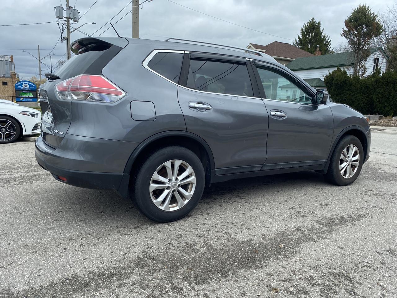 2016 Nissan Rogue SV AWD Photo2