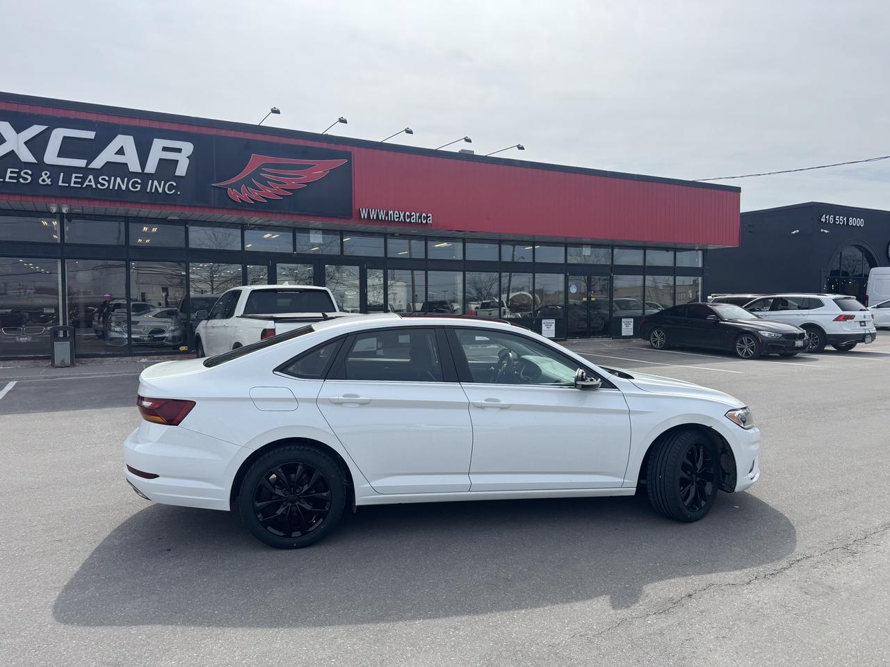 2019 Volkswagen Jetta EXECLINE LEATHER PAN/ROOF A/CARPLAY B/SPOT CAMERA Photo4