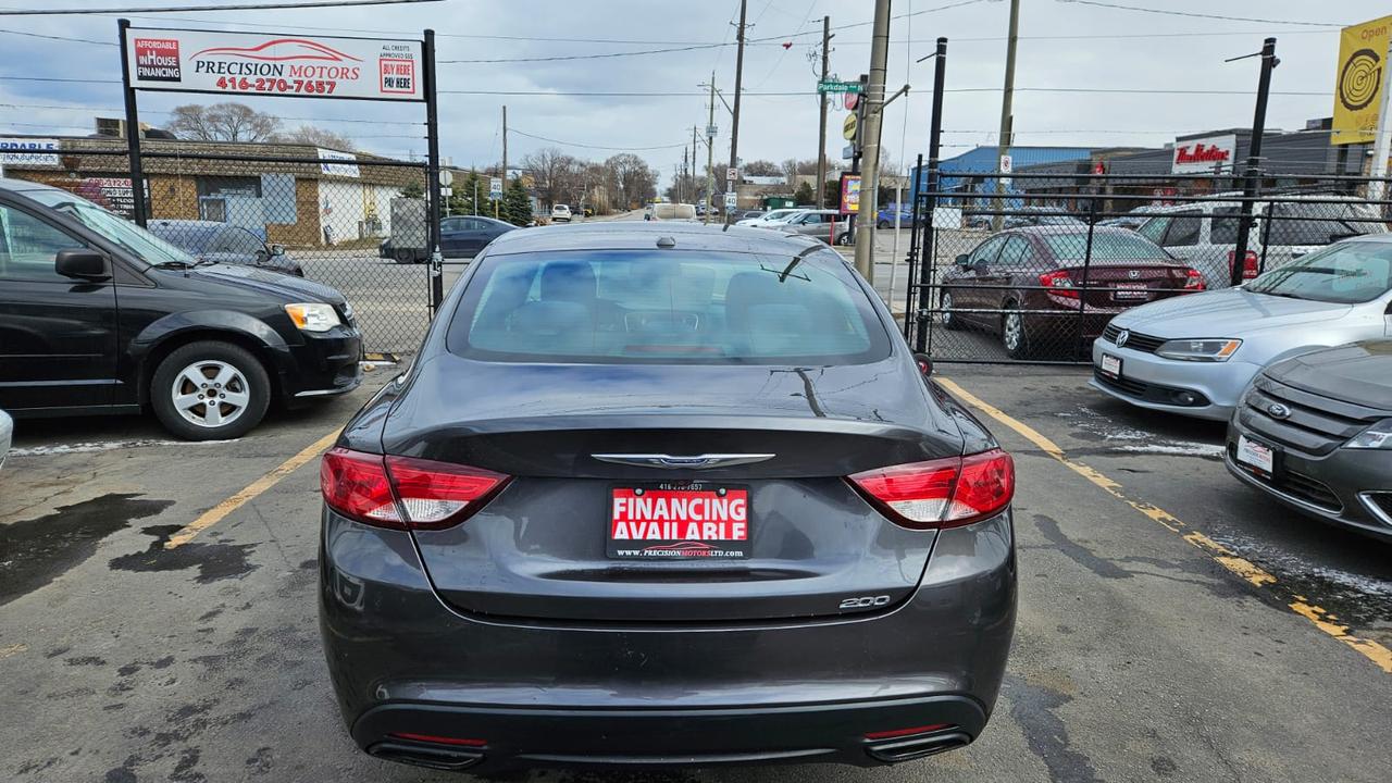 2015 Chrysler 200 Limited Photo