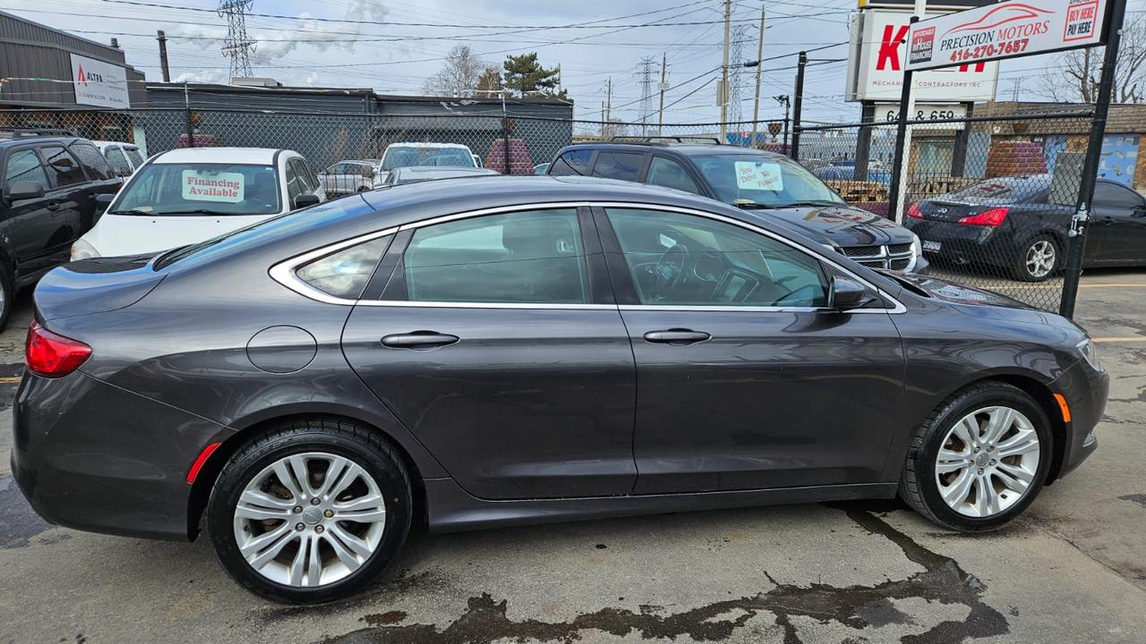 2015 Chrysler 200 Limited Photo3