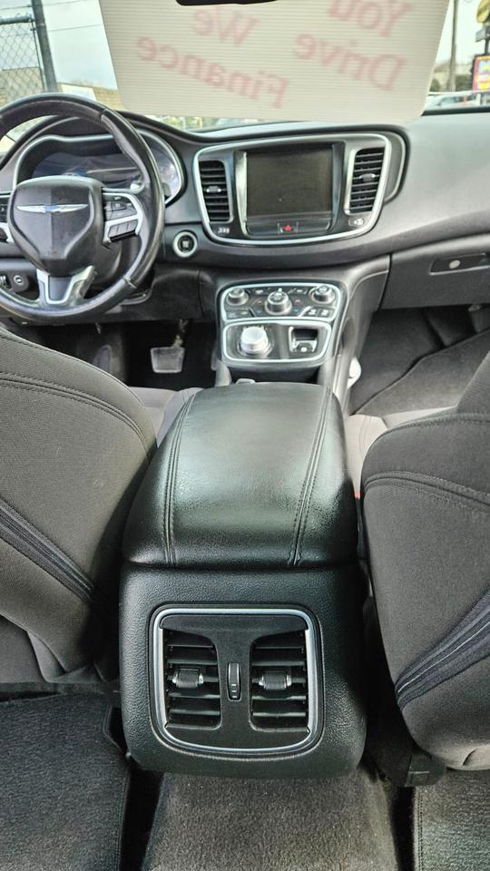 2015 Chrysler 200 Limited Photo