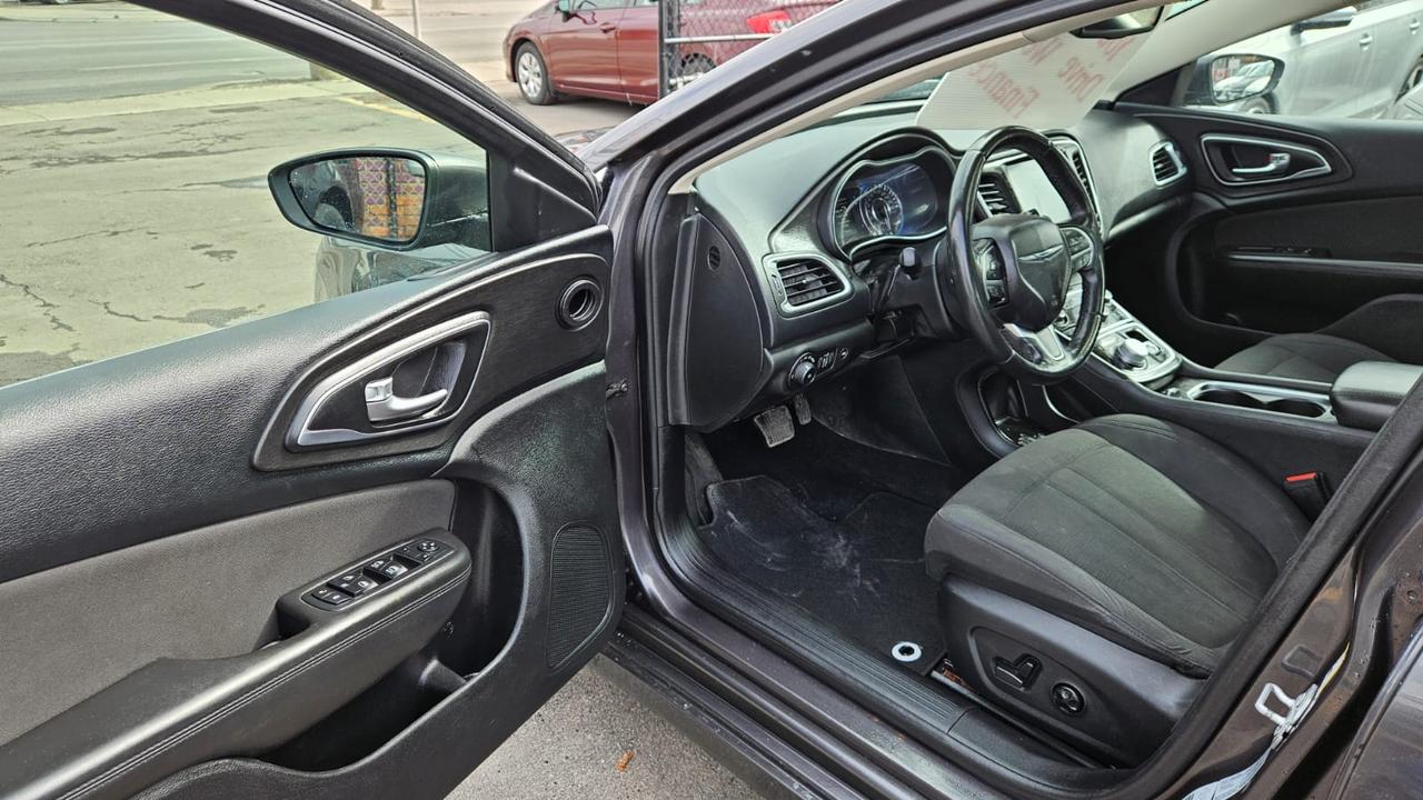 2015 Chrysler 200 Limited Photo