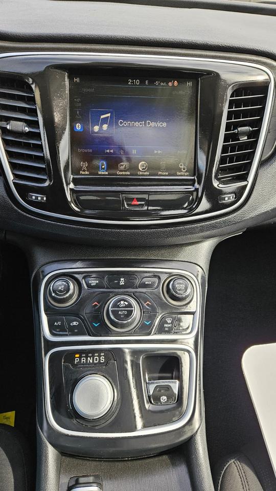 2015 Chrysler 200 Limited Photo