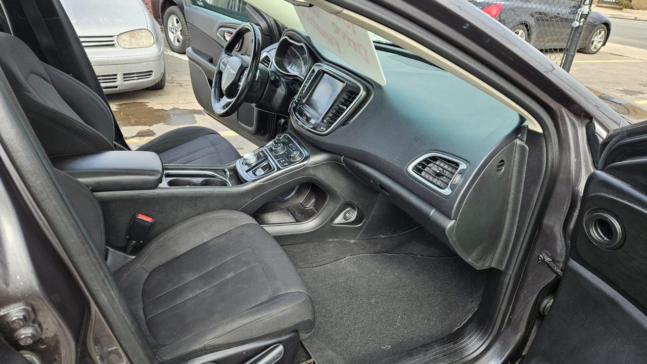 2015 Chrysler 200 Limited Photo