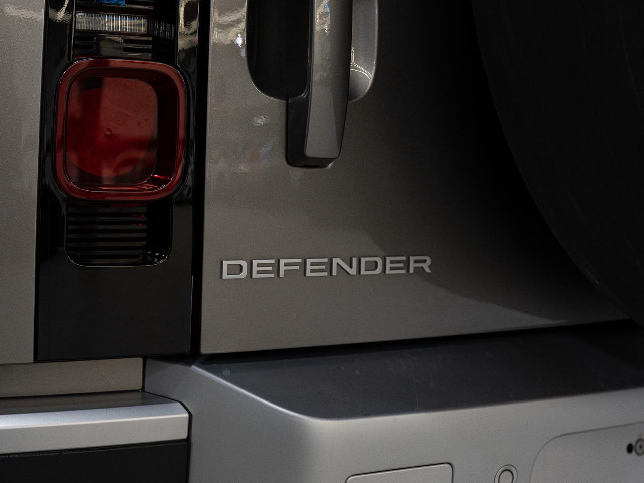 2022 Land Rover Defender 110 | S | P300 | BIG SCREEN | MERIDIAN | 22 IN Photo