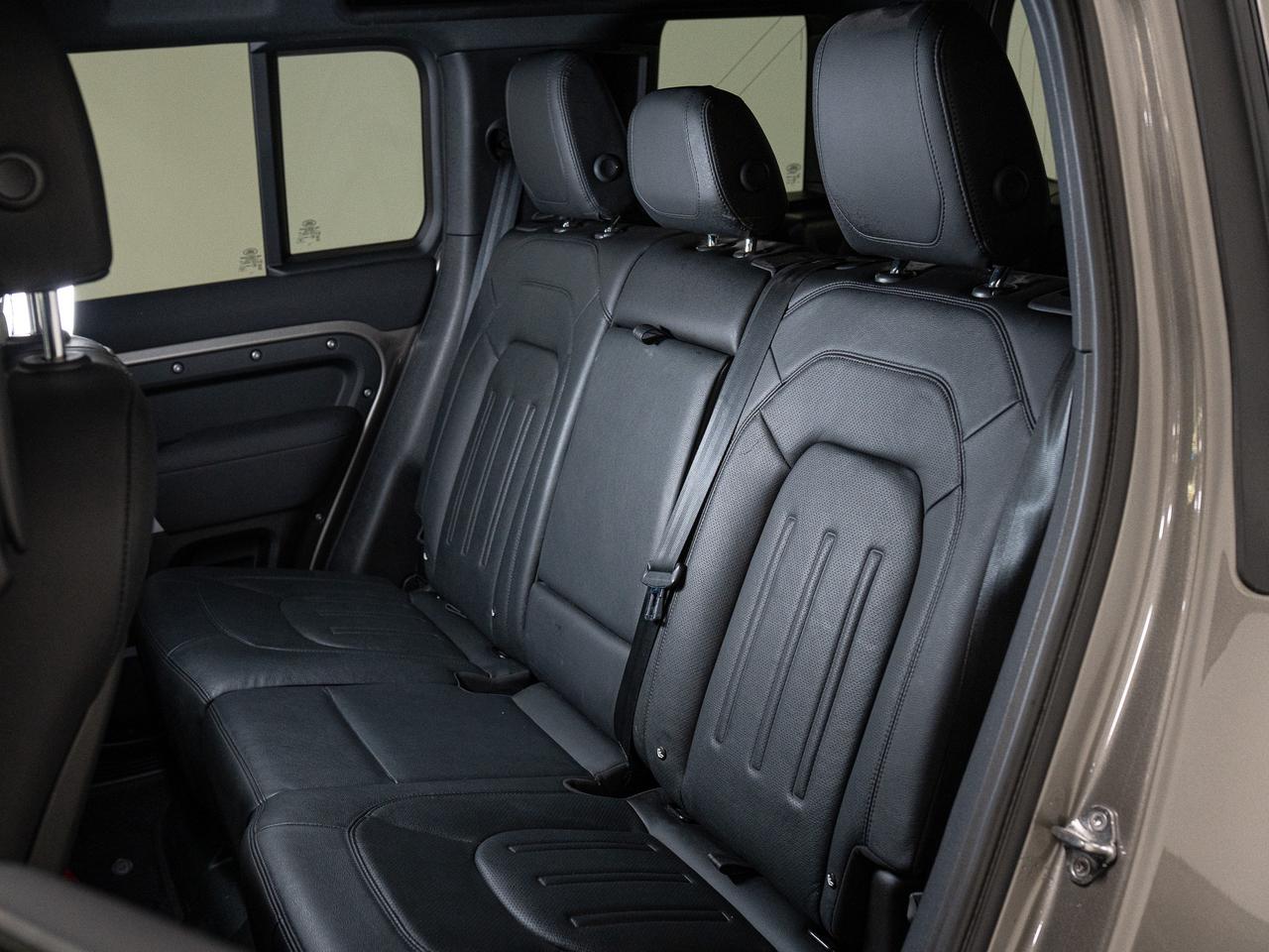 2022 Land Rover Defender 110 | S | P300 | BIG SCREEN | MERIDIAN | 22 IN Photo