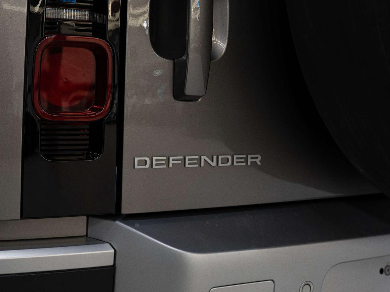 2022 Land Rover Defender 110 | S | P300 | BIG SCREEN | MERIDIAN | 22 IN Photo
