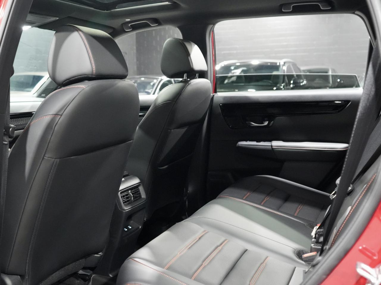 2024 Honda CR-V Hybrid Touring AWD|RADIANT RED|ADAPTIVE CRUISE|1 OWNER Photo