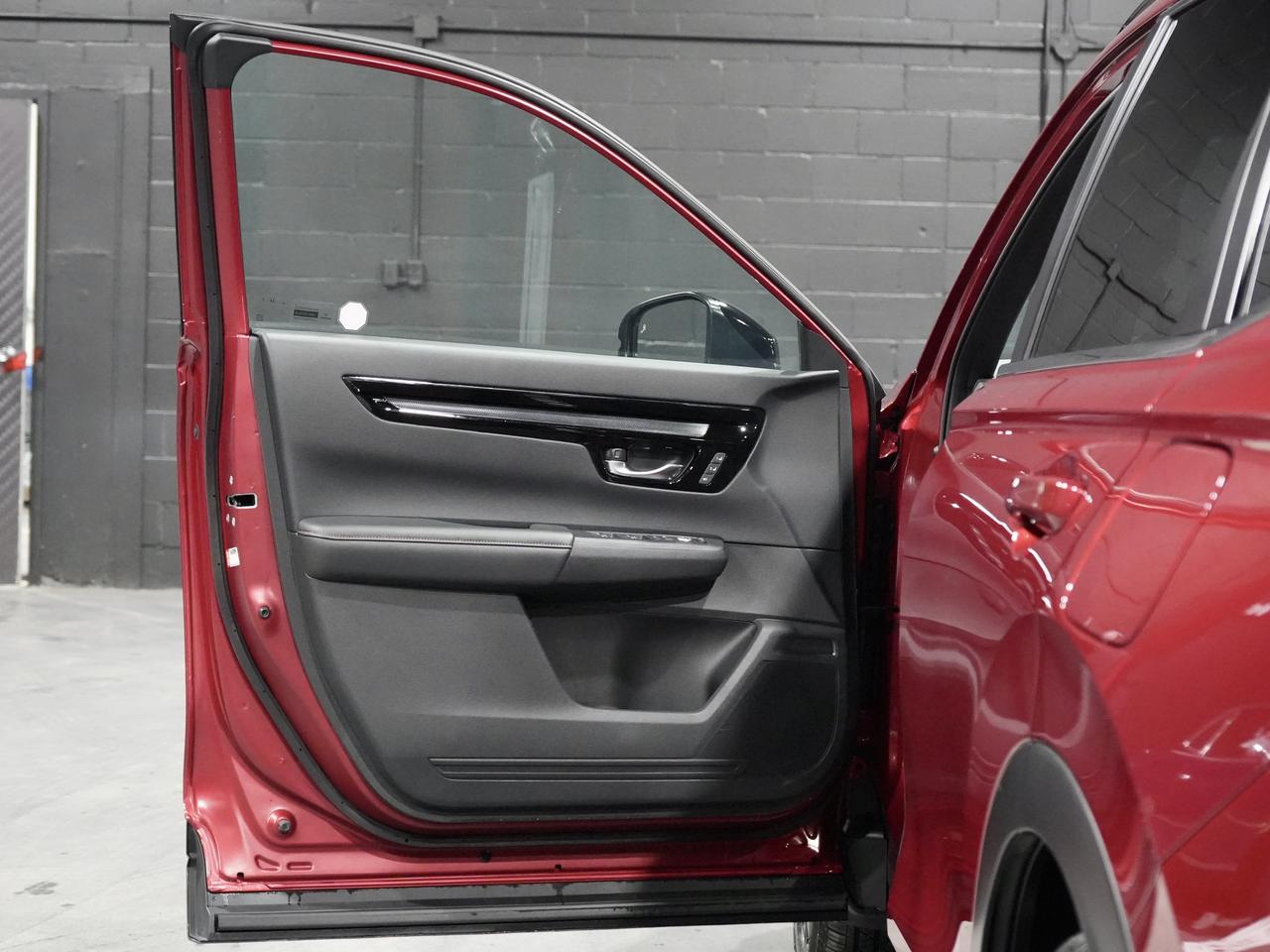 2024 Honda CR-V Hybrid Touring AWD|RADIANT RED|ADAPTIVE CRUISE|1 OWNER Photo