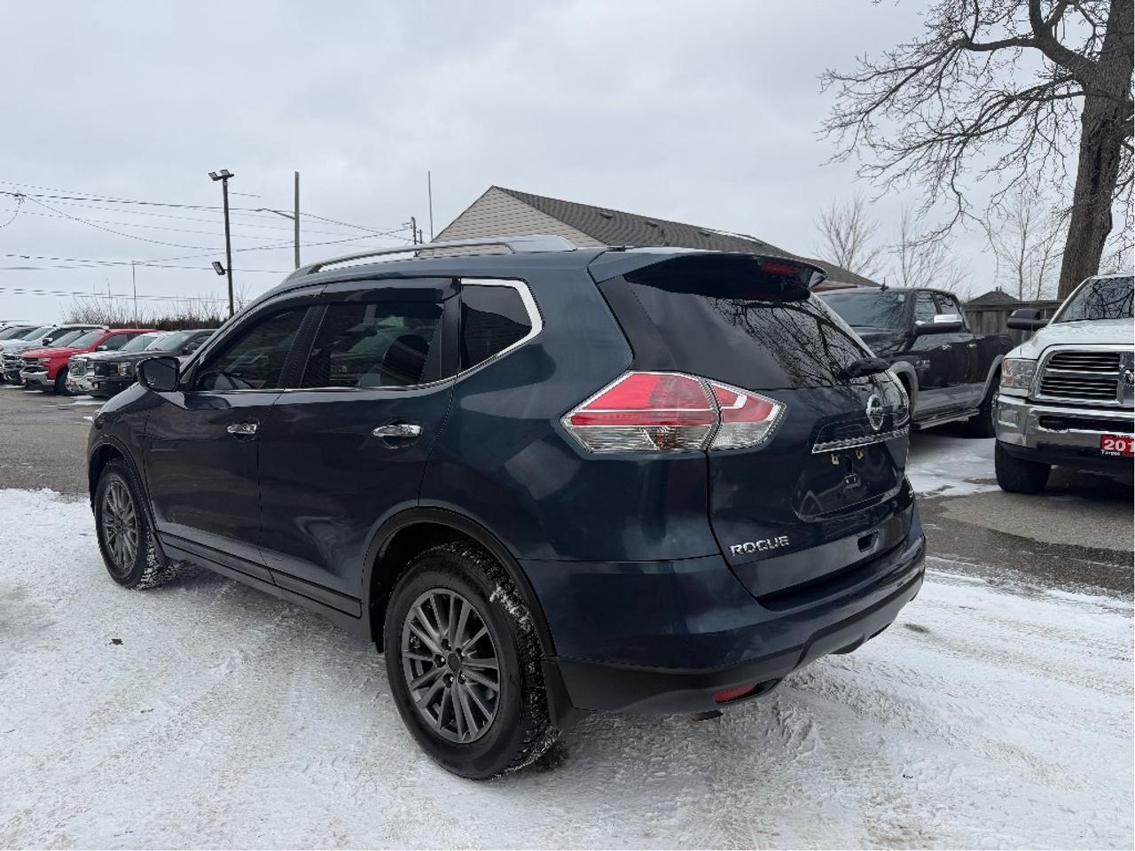 2016 Nissan Rogue SV | Very Well Maintained Photo4