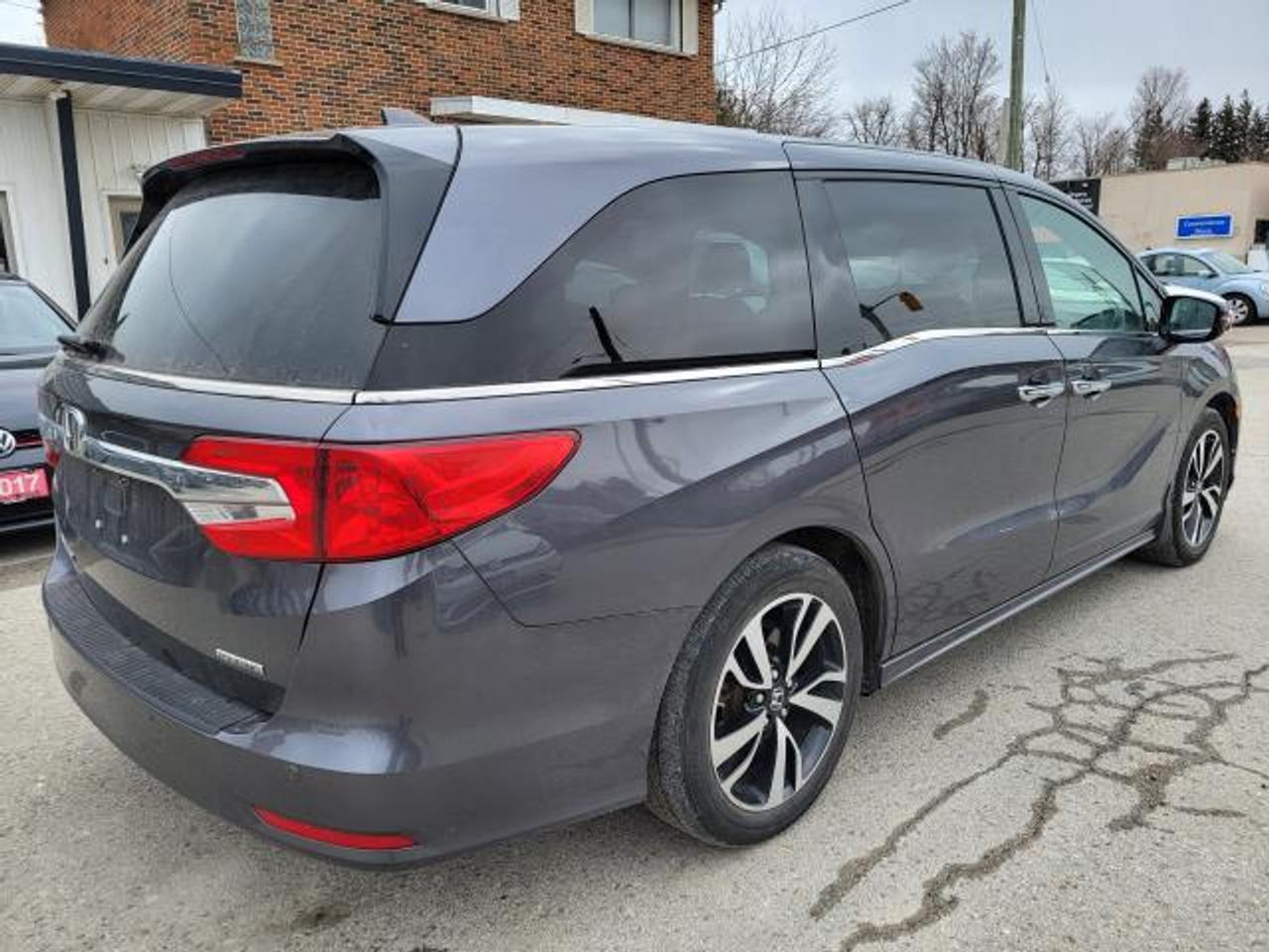 2018 Honda Odyssey Touring Photo3