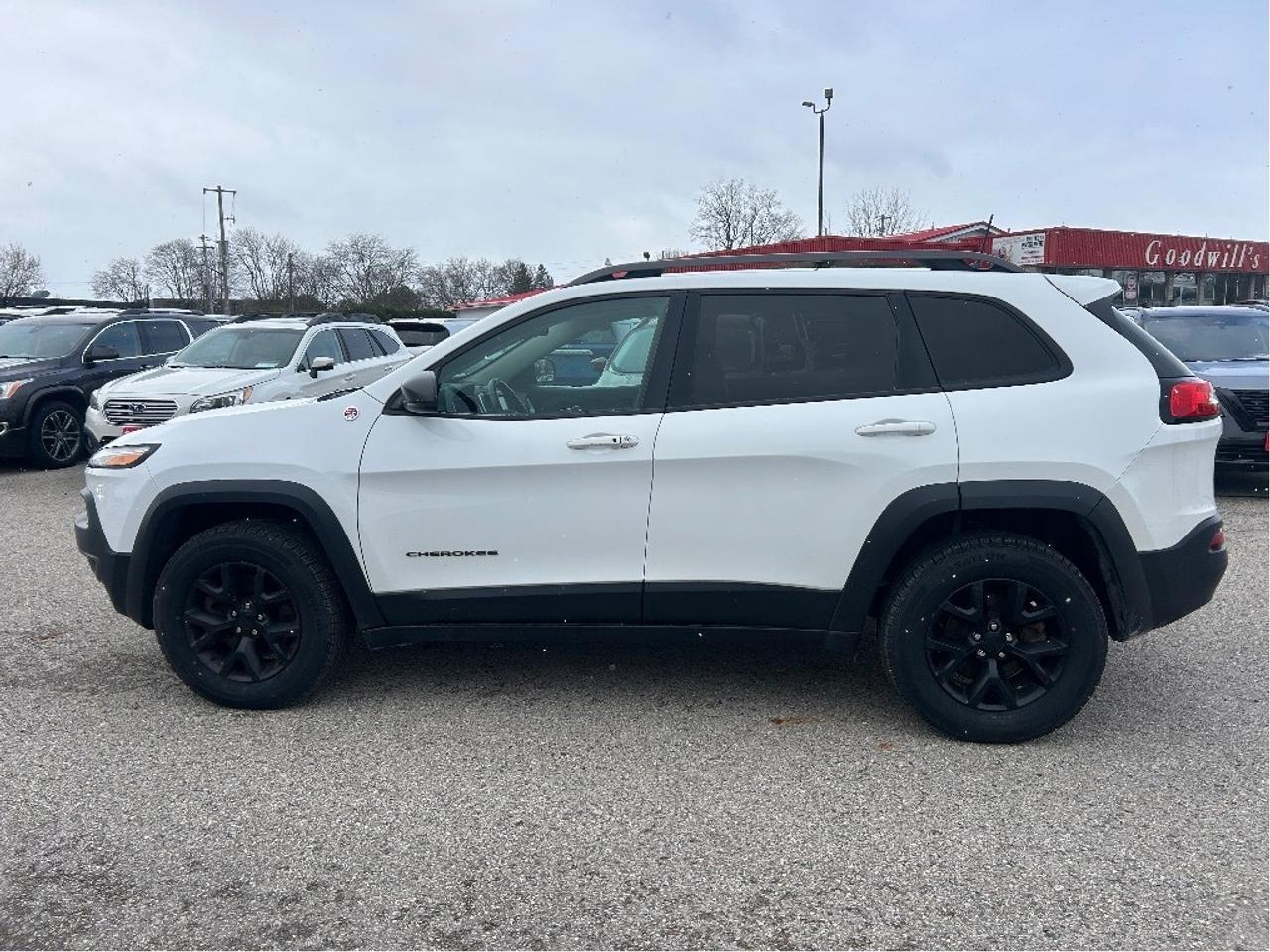 2018 Jeep Cherokee TRAILHAWK, TECH PKG, CLEAN CARFAX, REMOTE START! - Photo #3