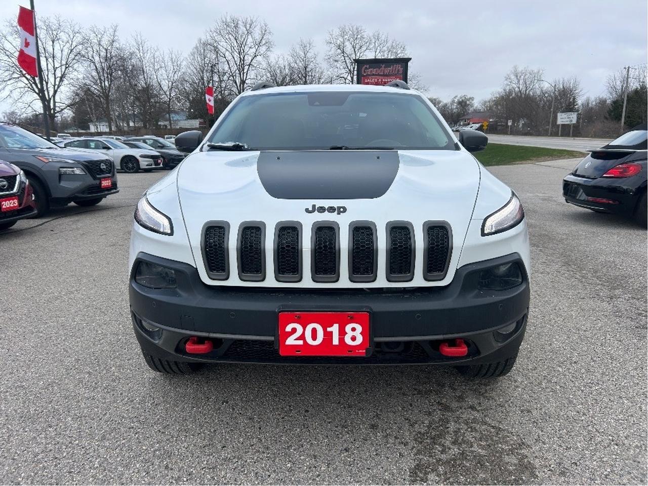 2018 Jeep Cherokee TRAILHAWK, TECH PKG, CLEAN CARFAX, REMOTE START! - Photo #9