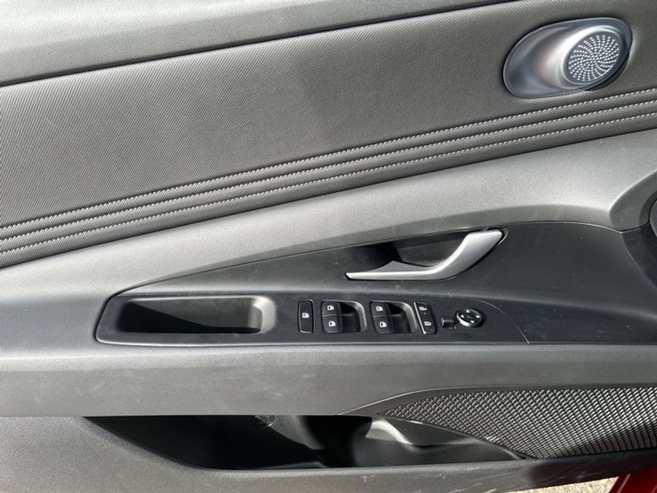 2025 Hyundai Elantra Luxury | One owner | No accidents | Leather Seats | Heated Steering Photo