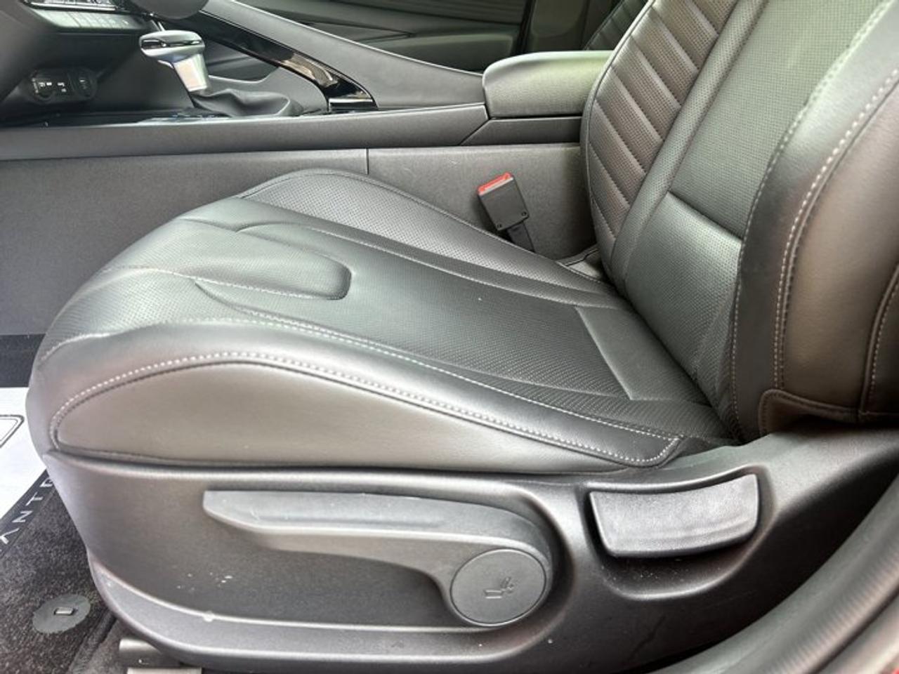 2025 Hyundai Elantra Luxury | One owner | No accidents | Leather Seats | Heated Steering Photo